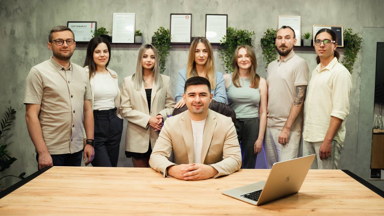 классную команду настоящих маркетологов